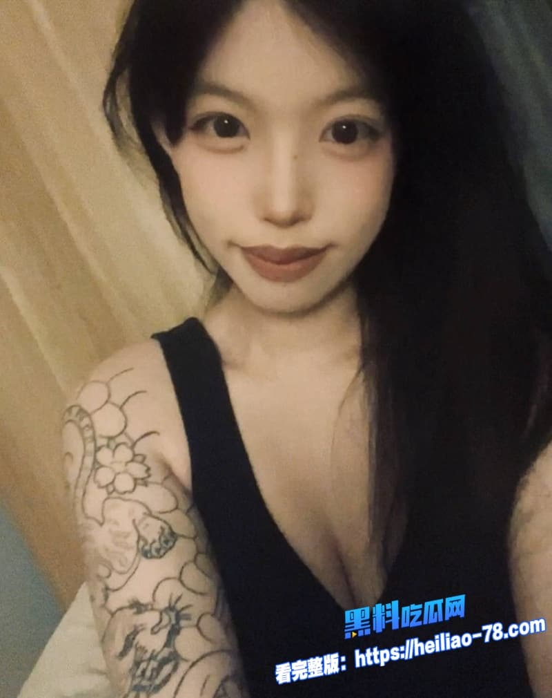 长春师范大学反差母狗黄莉娜被渣男当众玩坏跪地深喉口交嫩穴被抽插到直流白浆3