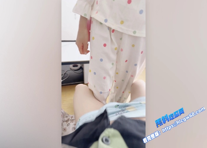 海角乱伦乖巧女儿长期被父亲PUA洗脑周末假期在家又被老父亲拉着来了一发白袜足交口交女上位各种玩法看来这少女已经被开发很久了图2