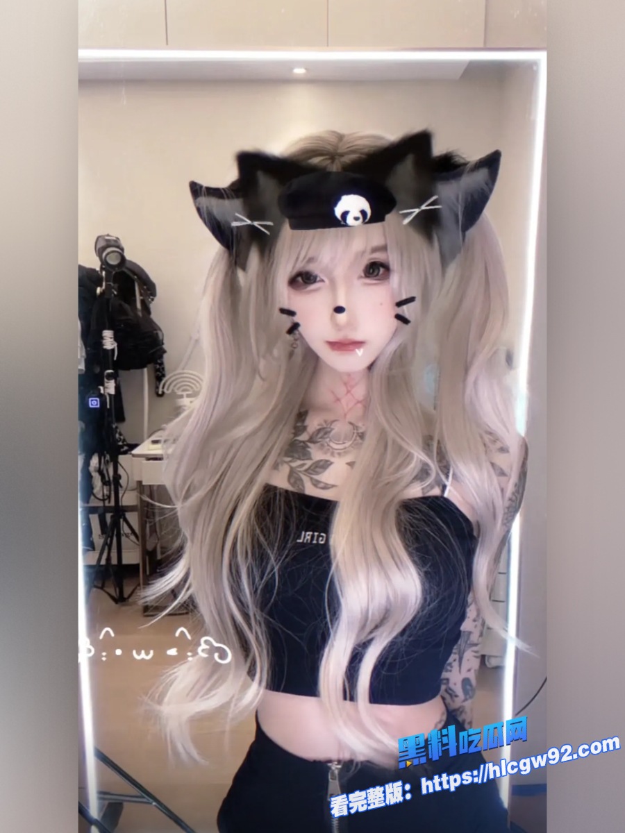 纹身精神小太妹露露 1