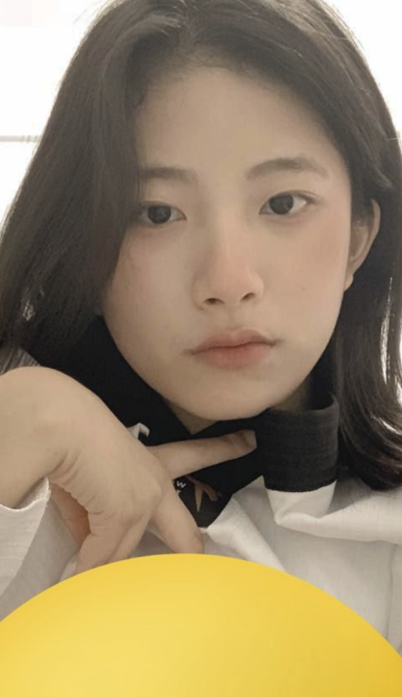 高颜值清纯反差大学生 给金主定制自慰视频曝光 坐在地上揉捏粉嫩小穴！1