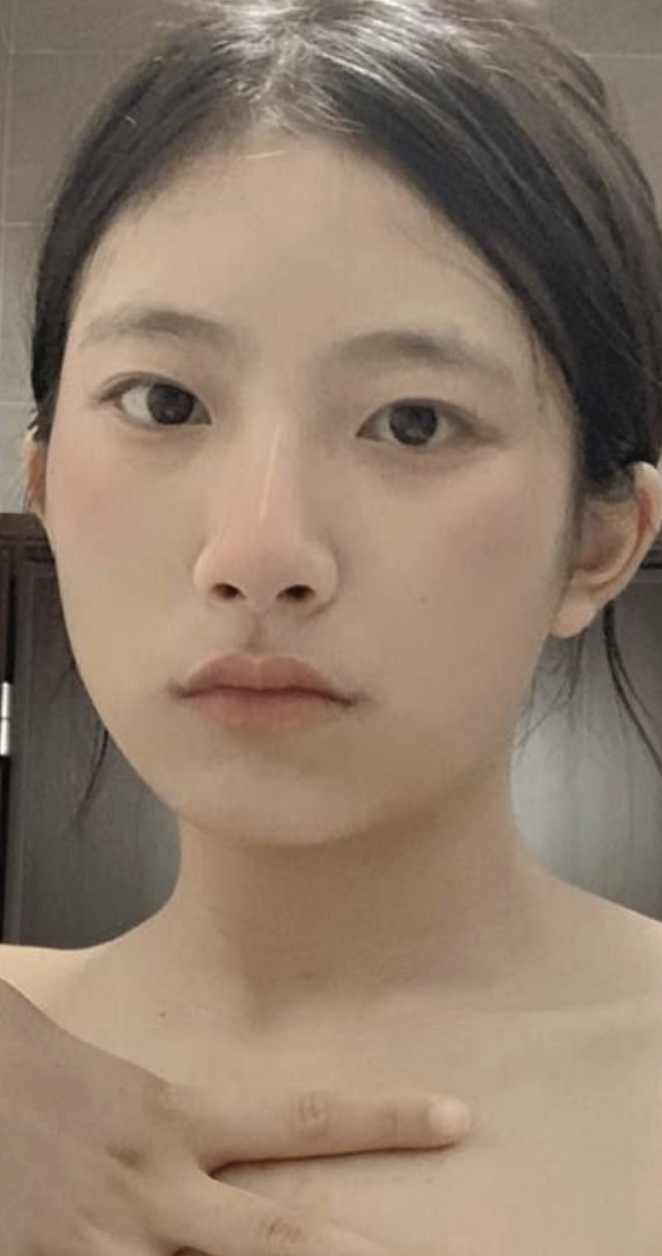 高颜值清纯反差大学生 给金主定制自慰视频曝光 坐在地上揉捏粉嫩小穴！2