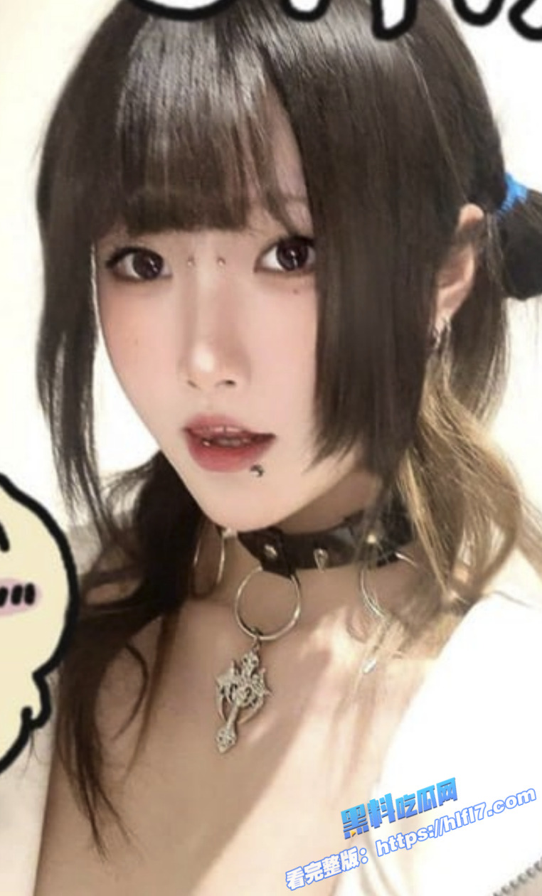 高颜值反差母狗 付费福利姬视频骚得炸裂 阿黑颜表情贱得勾魂 嫩逼被玩得淫水直喷！1