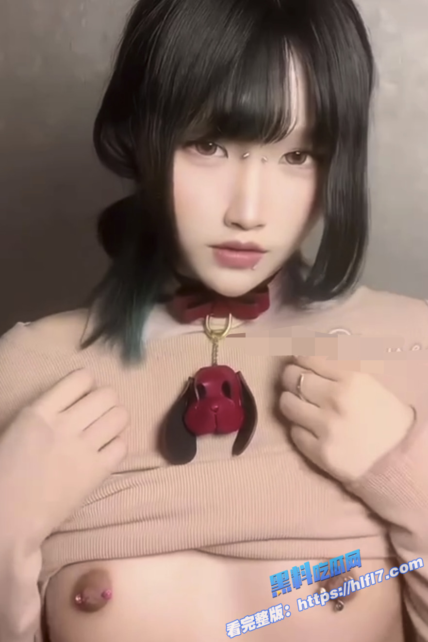 高颜值反差母狗 付费福利姬视频骚得炸裂 阿黑颜表情贱得勾魂 嫩逼被玩得淫水直喷！3