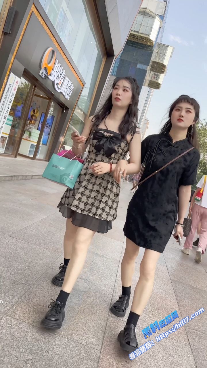 街头抄底偷拍！大神商场抄底长裙小姐姐逛街 修长美腿白色内裤 臀型清晰可见！1
