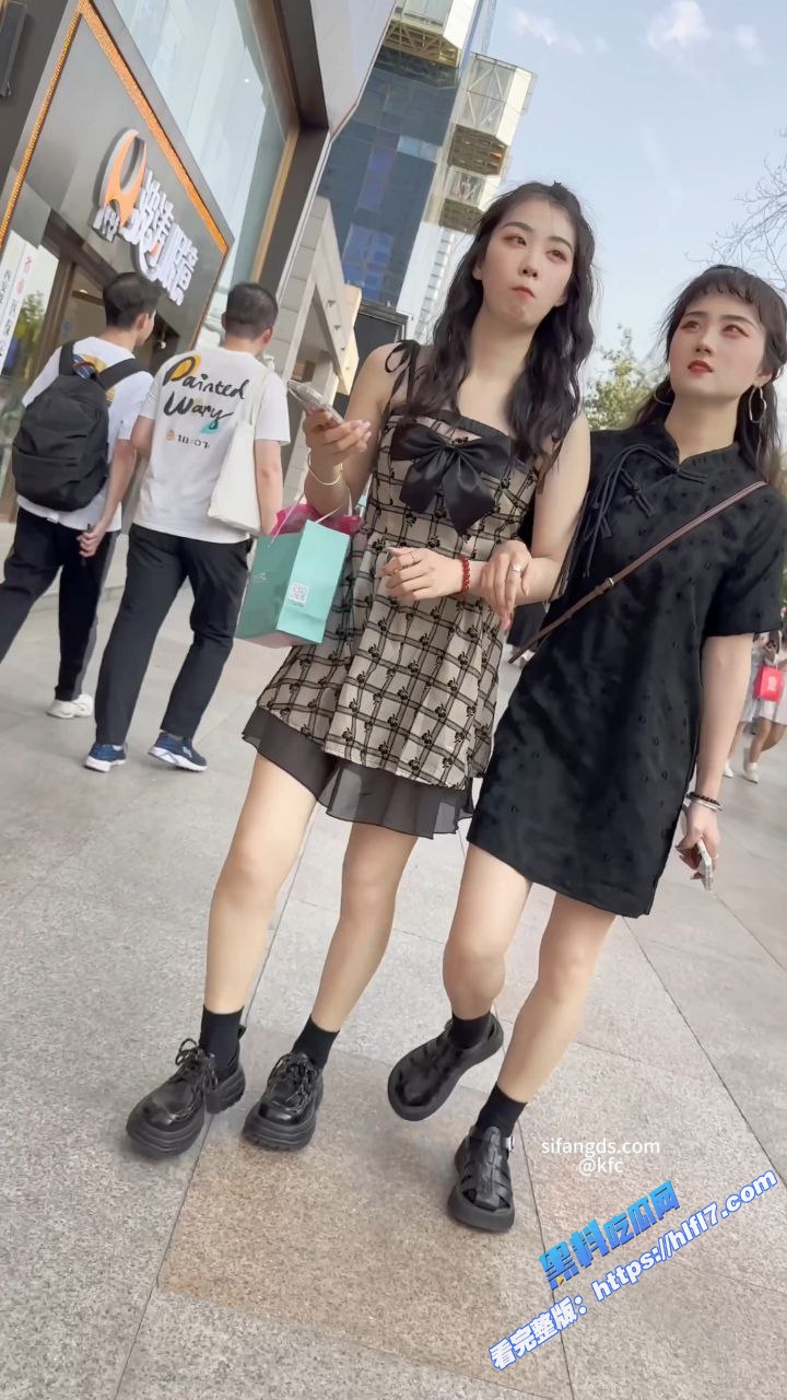街头抄底偷拍！大神商场抄底长裙小姐姐逛街 修长美腿白色内裤 臀型清晰可见！2