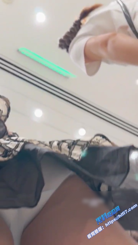 街头抄底偷拍！大神商场抄底长裙小姐姐逛街 修长美腿白色内裤 臀型清晰可见！8