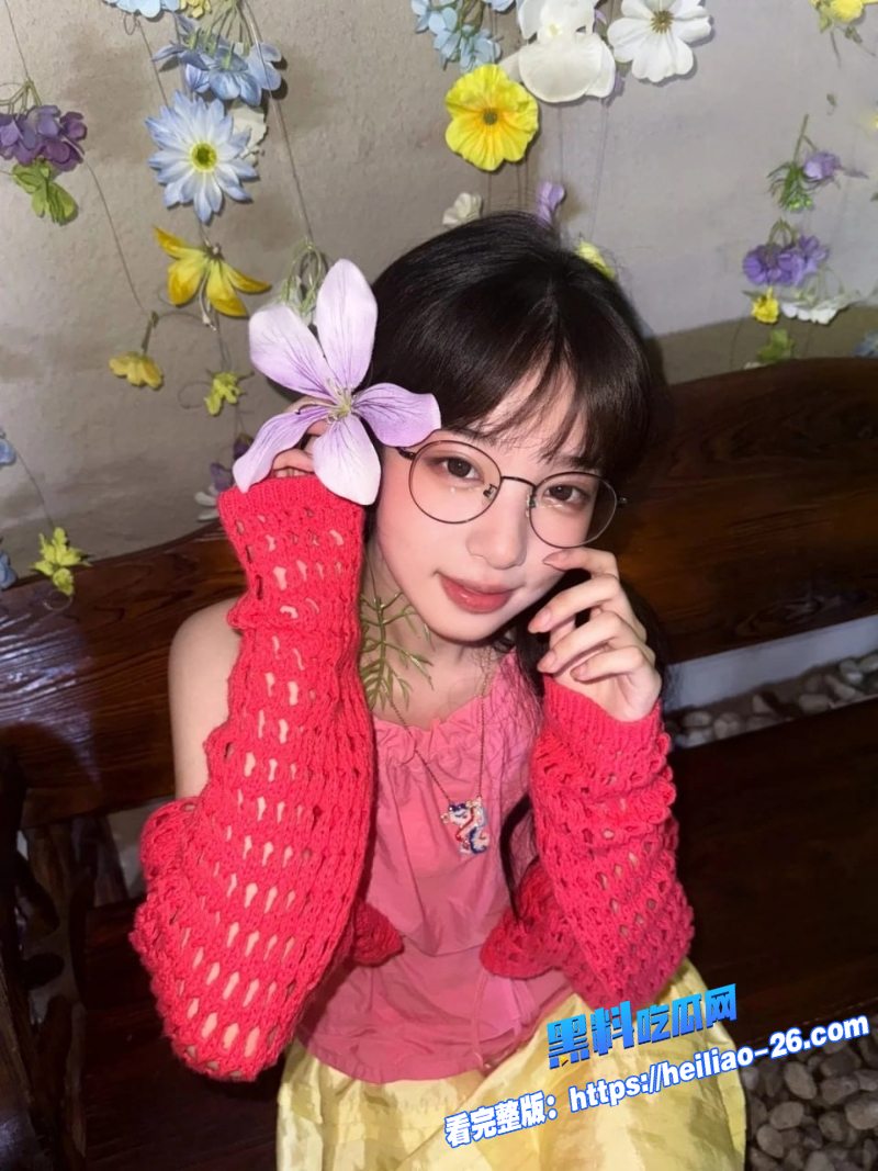 西南师范大学极品高颜值学生妹金茜茜兼职模特本想拍一套清纯写真2