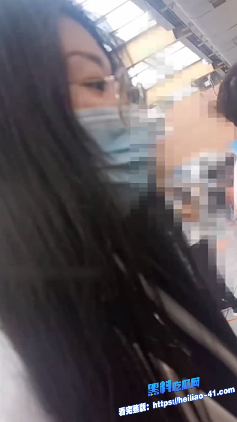 真实街射视频高颜值巨乳小骚货地铁口被偷拍下面最后直接顶臀街射到路人身上发现之后还闻了一下1 真实街射视频高颜值巨乳小骚货地铁口被偷拍下面最后直接顶臀街射到路人身上发现之后还闻了一下1