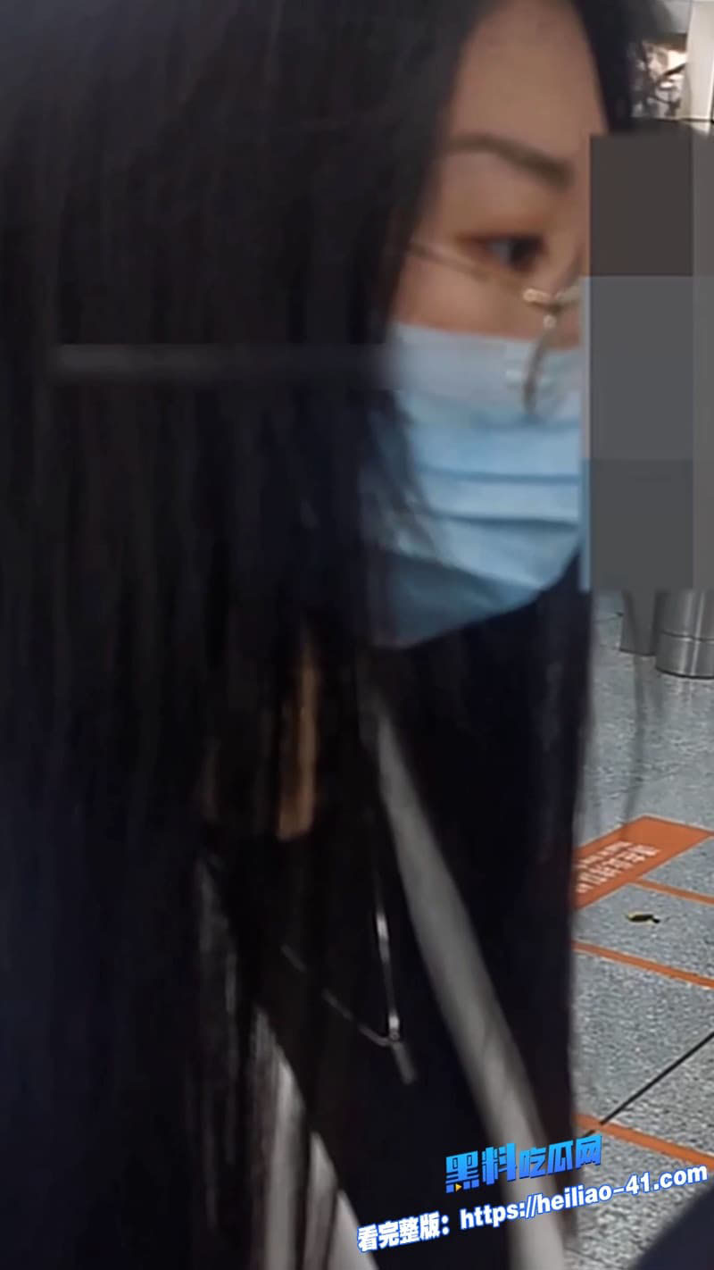 真实街射视频高颜值巨乳小骚货地铁口被偷拍下面最后直接顶臀街射到路人身上发现之后还闻了一下3 真实街射视频高颜值巨乳小骚货地铁口被偷拍下面最后直接顶臀街射到路人身上发现之后还闻了一下3