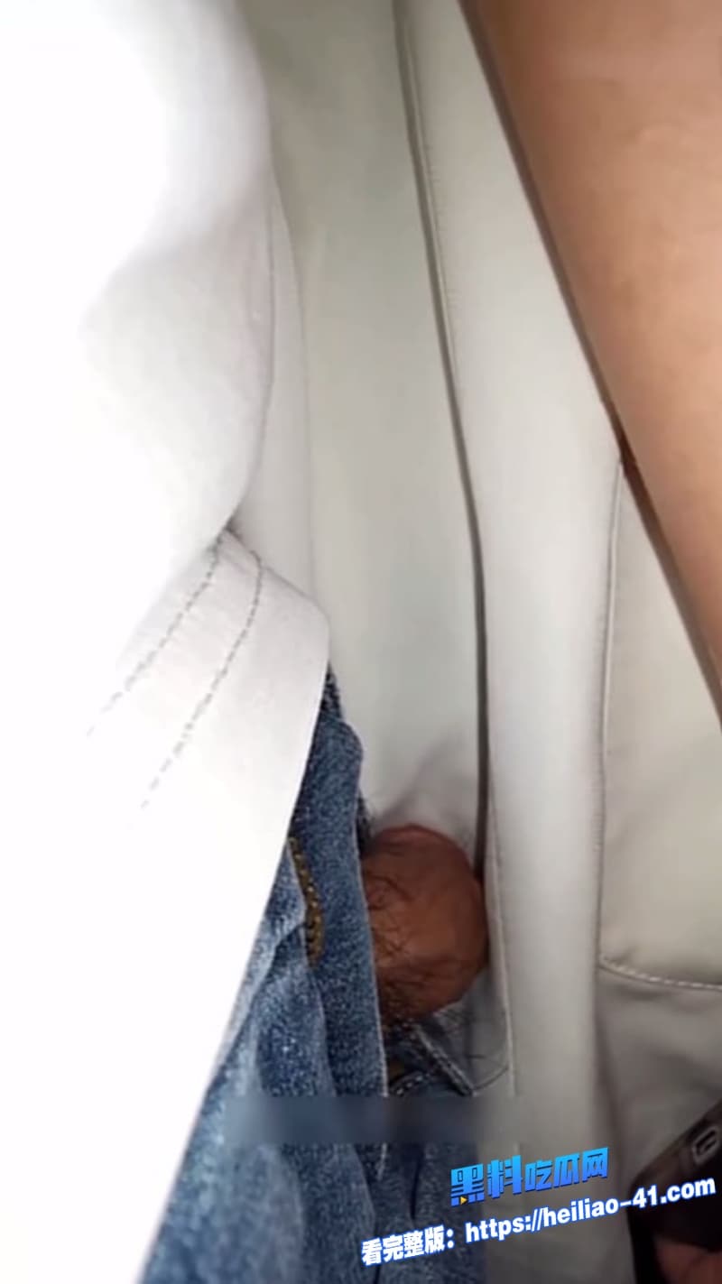 真实街射视频高颜值巨乳小骚货地铁口被偷拍下面最后直接顶臀街射到路人身上发现之后还闻了一下10 真实街射视频高颜值巨乳小骚货地铁口被偷拍下面最后直接顶臀街射到路人身上发现之后还闻了一下10