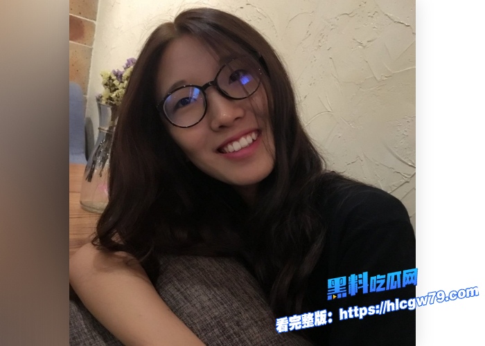 南京初中语文老师背着在海外未婚夫出轨偷情同校体育老师性爱视频曝光全程享受脸看来是真的满足了 图1 南京初中语文老师背着在海外未婚夫出轨偷情同校体育老师性爱视频曝光全程享受脸看来是真的满足了 图1
