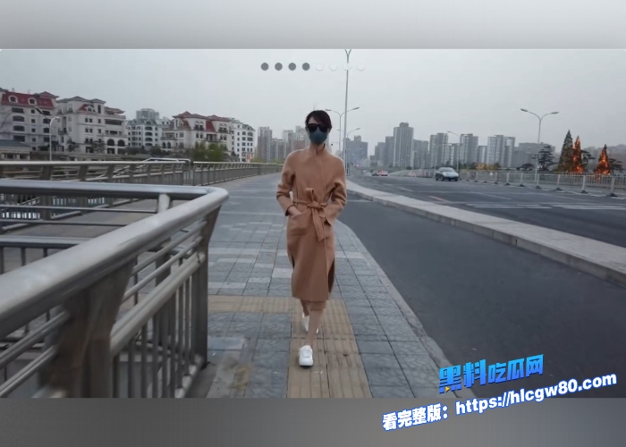 户外露出届天花板北京天使DensTinon网红美女接受主人任务全裸步行到宜家4
