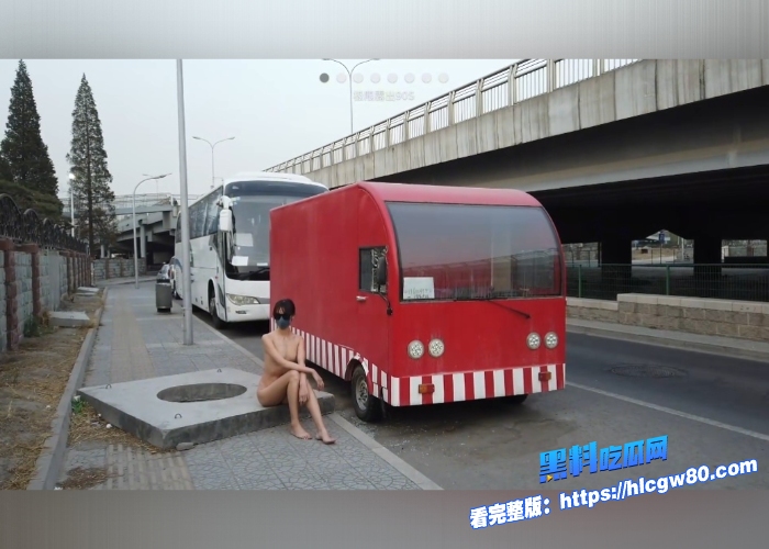 户外露出届天花板北京天使DensTinon网红美女接受主人任务全裸步行到宜家2