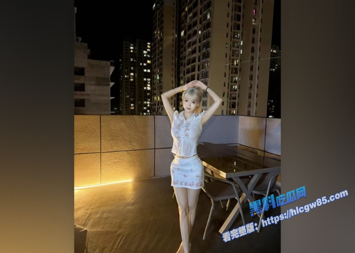 极品白嫩少女吊带白丝粉色兔兔情趣装 4