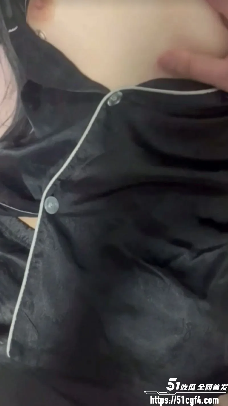 51原创和妹妹同居的日子 背着好兄弟在卧室偷偷操了他的女朋友 真的刺激！