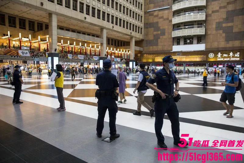 香港女游客醉倒台北车站 通缉犯当众拖墙角性侵10分钟 人潮涌动无人阻 马来西亚热心小哥报警救场！