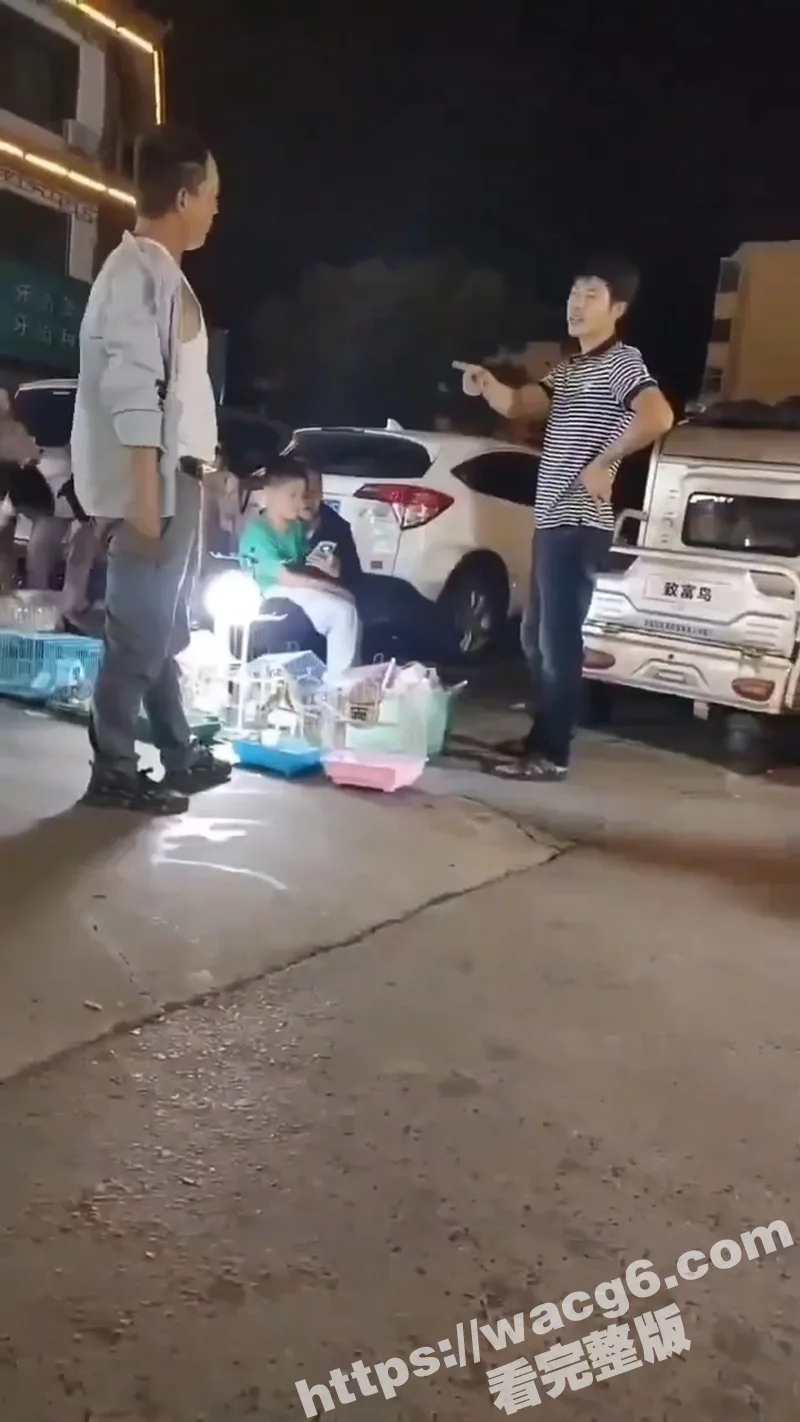 高密砍人！山东高密小康河夜市发生恐怖砍人事件 被斩男子头颅被劈甩 现场视频曝光！