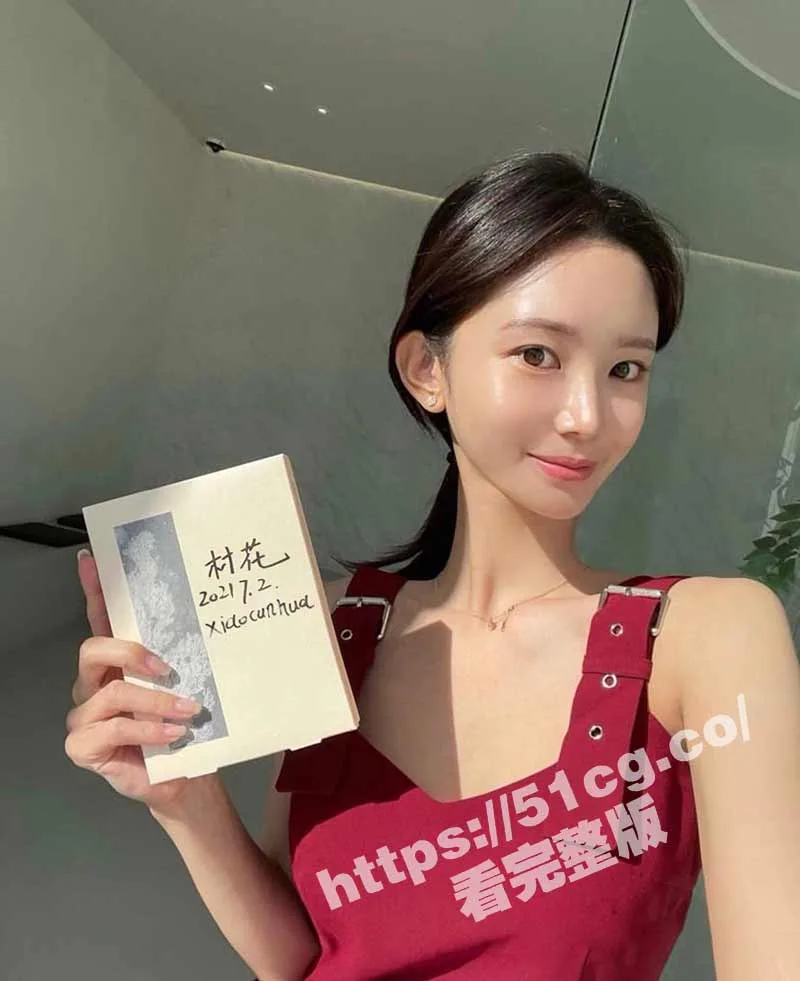 明星气质推特极品拜金女神 小村花 大尺度私拍 蜂腰蜜桃臀被金主各种肏