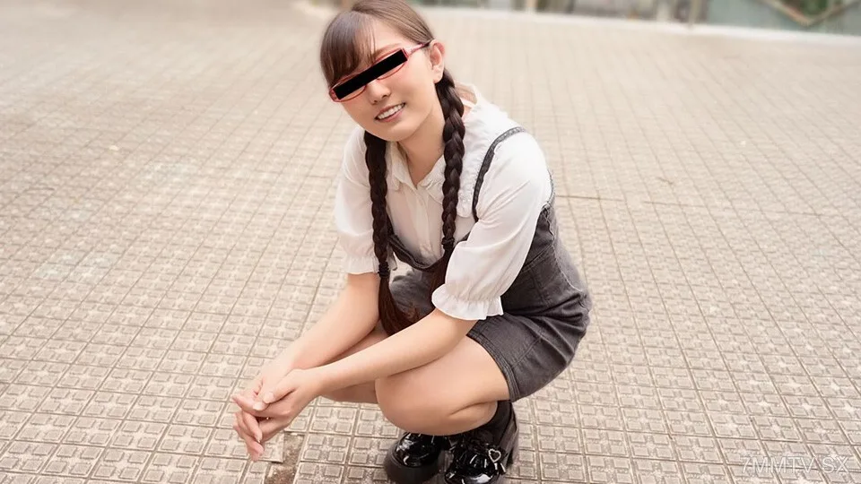 021426_01 一个戴著红框眼镜的女孩，有著一段放屁的故事，而且非常兴奋。