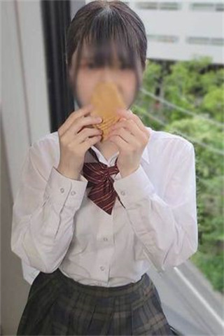 日料店打工的少女 白衬衫若隐若现的身材着实让人冲动 封面