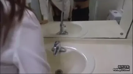 91波哥和刚下班的银行小白领在洗手间一边和经理打电话一边开啪 封面