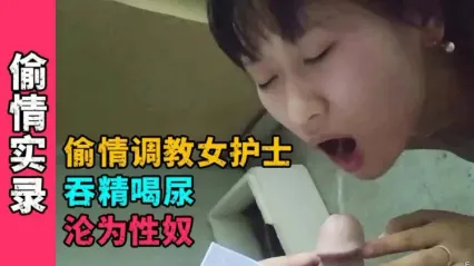 土豪偷情包养小三女护士 女护士白嫩的乳房被土豪抓得全是红印 汗水和体液流了一床 窄穴被粗大鸡巴完全塞满撑开 封面