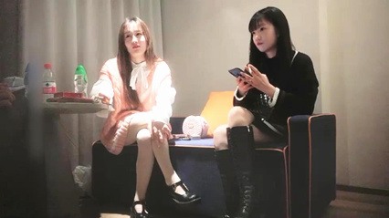 高价约两01年萝莉萌妹双飞，一人一套连体网袜，帮忙抬腿看着姐妹被操，轮流爆插 封面
