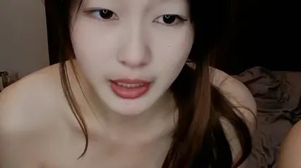 可爱小姑娘跟男友激情啪啪大秀直播，全程露脸被小哥各种体位无套抽插，浪叫不止听狼友指挥内射骚穴中出真骚 封面
