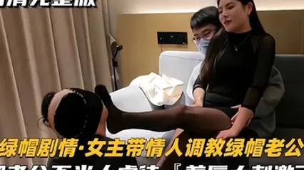 绿帽剧情女主带情人调教绿帽老公被老公不当人虐待羞辱太刺激了 全集 封面