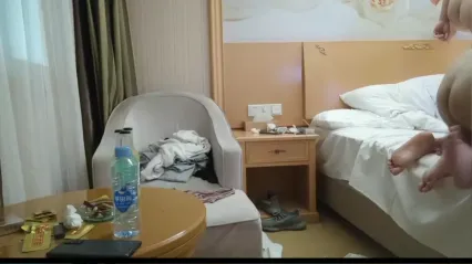 换妻4P 看我们干 你老公干不了了 要射了给我射我逼里 身材丰满 两哥们不停轮换自己的老婆无套输出 封面