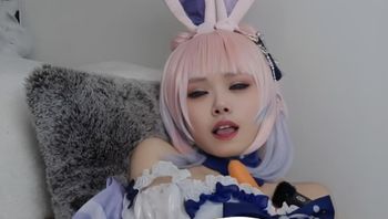 经典网黄 自慰 兔子不吃胡萝卜拿来玩 她那充满诱惑力的眼神，撩动着观众的心弦 封面