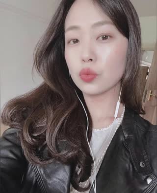 刚刚离异欲望非常强烈的女销售 奔驰女销售自慰流出9999 封面