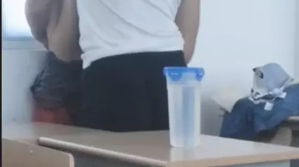 #骚b学生耐不住寂寞在教室里日p 封面