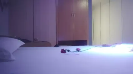 专攻良家少女深夜探楼凤，漂亮小少妇，大胸肤肤白，任劳任怨，硬不起来又撸又吹，妩媚温柔不虚此行 封面