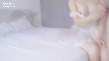 花裙萝莉 爸爸用你的肉棒棒操我 被无套输出射满小粉穴 封面