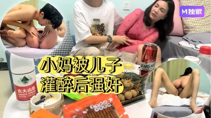 母子乱伦常州母子乱伦门小妈被儿子灌醉后索吻吃奶最后强奸了 封面