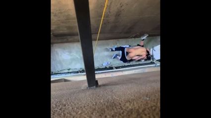 网曝吃瓜小情侣的小春天来了，光天化日之下 在小巷子里就干起来了 视频被偷录流出 封面