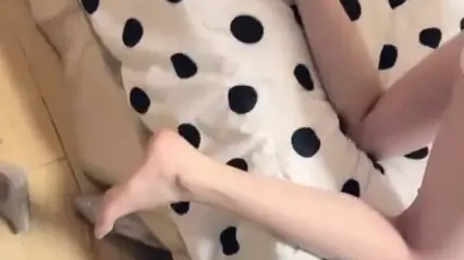 高挑长腿萝莉全身粉嫩，挺瘦的但是奶子还挺大像 封面