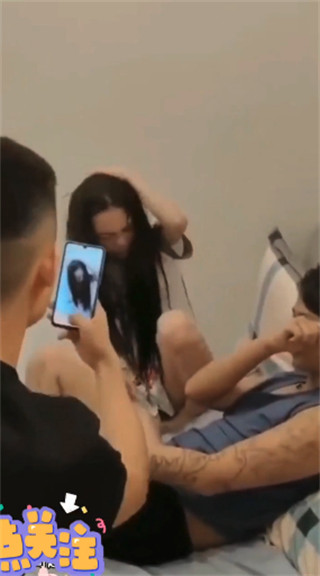 事件！!男子酒店抓妻子出轨现行，原配打美女小三！婚内出轨屡见不鲜 封面