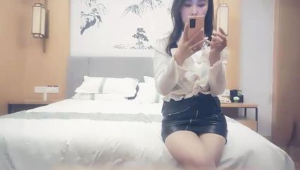 黑色皮短裙外围妹子，逼毛修发型镜头前口交舔弄，双腿肩上扛猛操太厉害了妹子被操受不了 封面