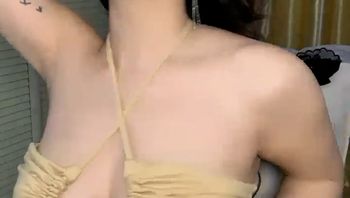 气质超棒大奶美女！难得双人操逼秀！隔着衣服揉捏奶子，表情很是淫骚，吸屌舔蛋，扶腰后入操 封面