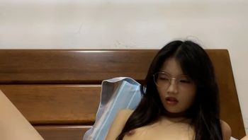 长发及腰眼镜妹妹！居家自慰诱惑！外表甜美苗条，拿出假屌磨蹭骚逼，快速抽插流白浆，表情很专注 封面