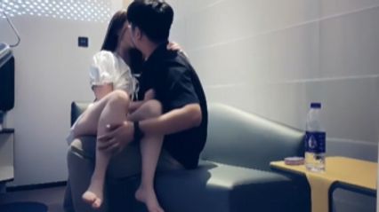 小宝探花 约啪极品高冷纹身御姐，沙发上舌吻调情 床上主动口交吃鸡 上位骑乘式插入榨精 面对面加速冲刺抽插骚逼 封面
