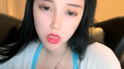 烈焰红唇风骚网红小姐姐！扭腰摆臀诱惑！柔软奶子揉捏，跳蛋塞入骚穴拉扯，极度淫骚 封面