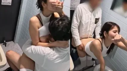 香月怜 这个小骚货，上个厕所忍不住就自慰起来，被闯进来的男人用肉棒后入狠狠抽插骚穴到高潮 封面