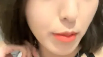 04年艺校妹妹！短发甜美颜值超顶！酒店开房自慰，情趣装贫乳，掰开多毛骚逼，手指扣弄近距离特写 封面