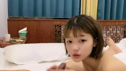 乖巧文静萌妹子和炮友居家啪啪大秀，上位骑乘自己动，翘起屁股掰穴特写 封面