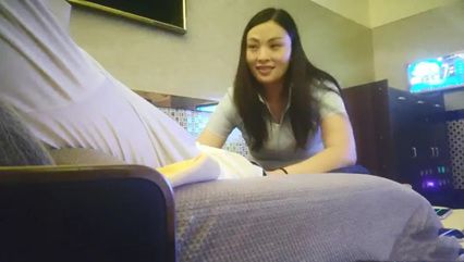 攻略女技师，按摩完小房间半套服务，乳推舔弄，毒龙转打飞机 封面