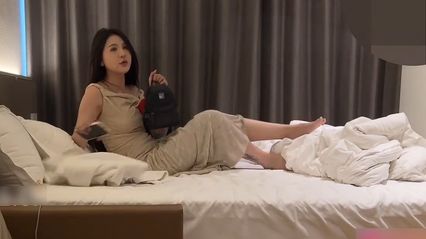 杏吧探花 约啪02年穿着包臀裙性感御姐，这气质是真的足 被粗壮男主小伙暴力抽插骚逼给操爽了 体力太好人都高潮腿软了 封面
