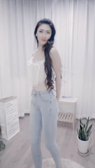 漂亮模特穿开档牛仔紧身裤 多乙 封面